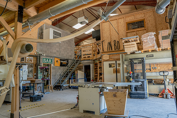 Atelier de fabrication de lunettes en bois skateboard et vélos en bambou