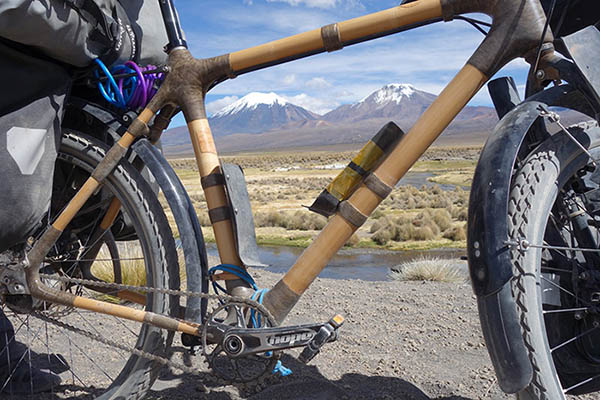 Vélo avec un cadre en bambou